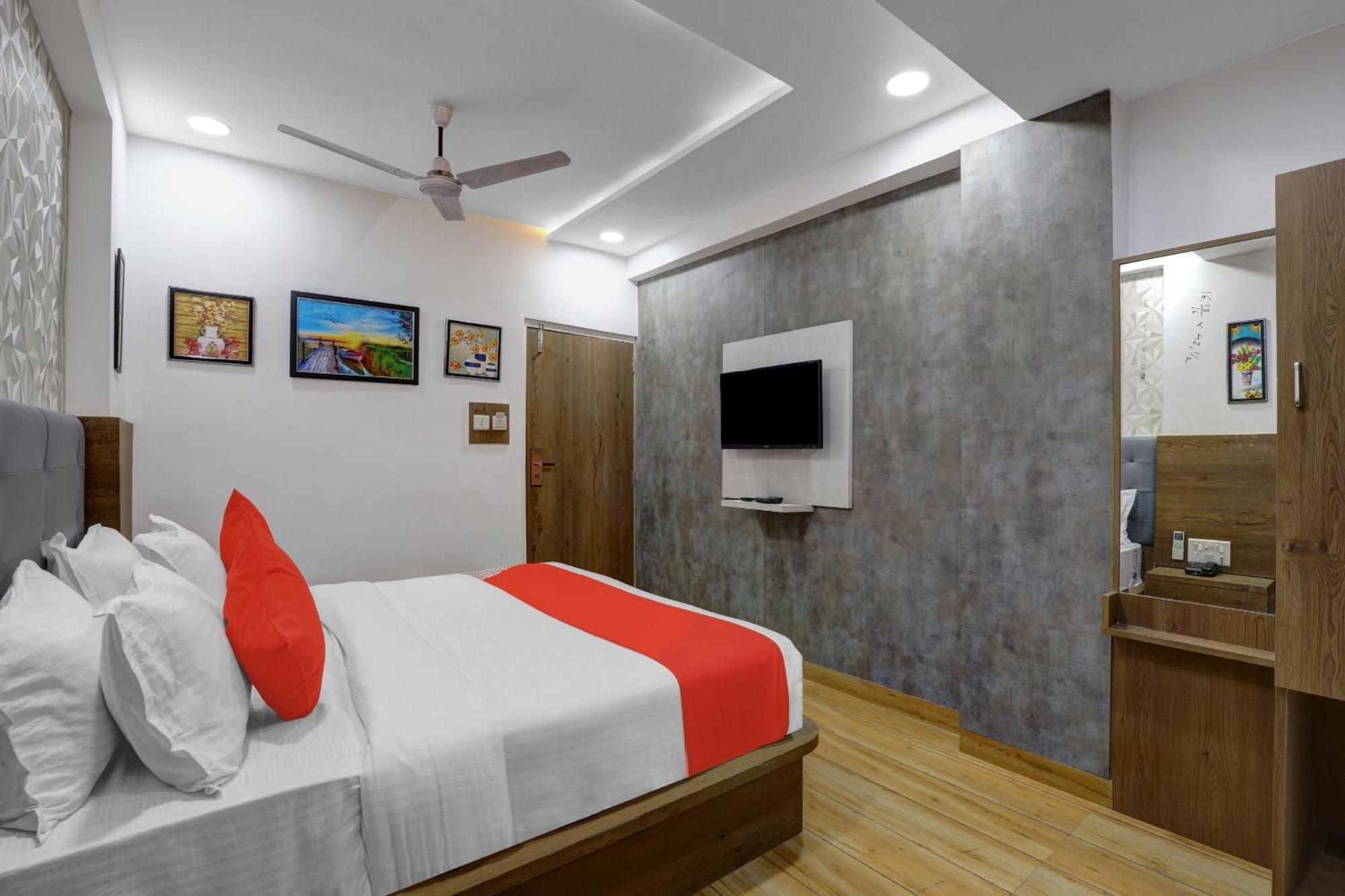 Hotel O R S Palace Ahmedabad Exterior foto