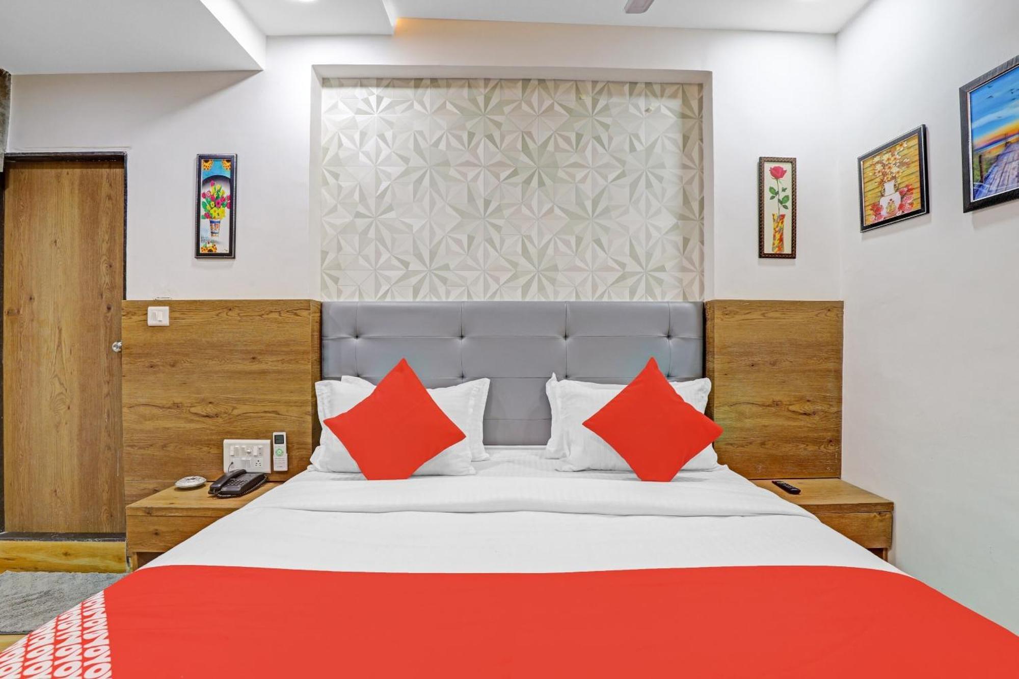 Hotel O R S Palace Ahmedabad Exterior foto